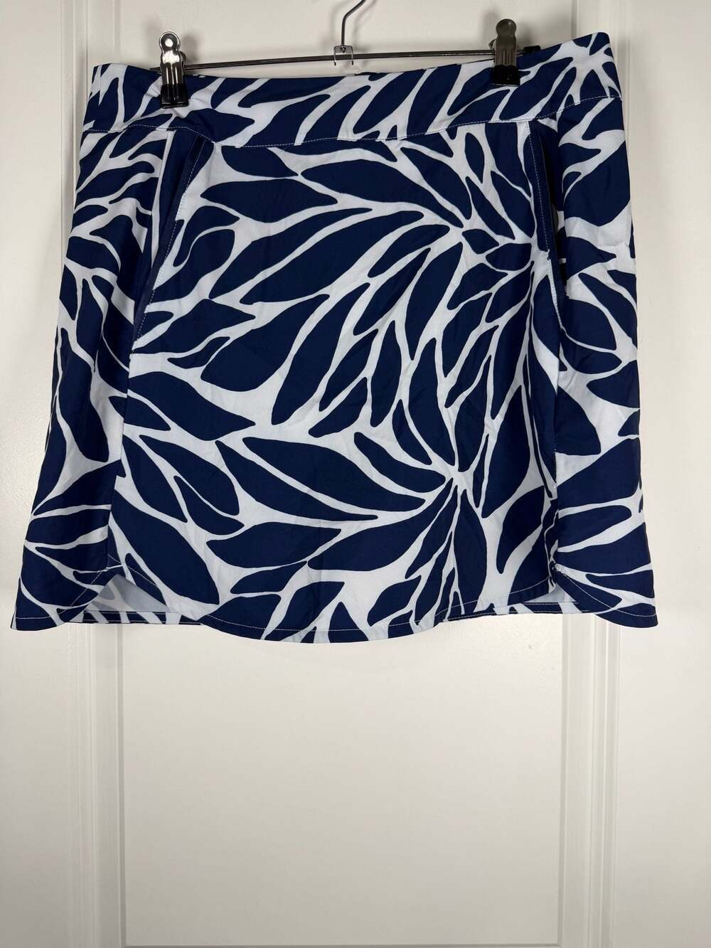 Vineyard Vines Performance Women's Navy and White Leaf Print Golf Skort Size 8